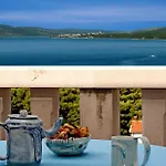 In With Seaview, Terrace, Air Condition, Wifi Apartment