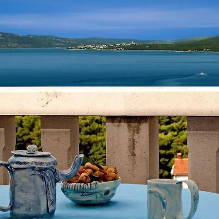 In With Seaview, Terrace, Air Condition, Wifi Apartment