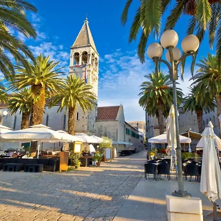 In With Seaview, Terrace, Air Condition, Wifi Apartment Trogir